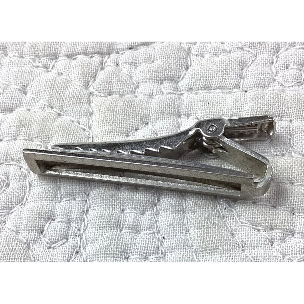 4 pairs of Vintage Gold & Silver Tone Cufflinks & 2 Tie Clips